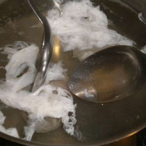 Pendant la cuisson des oeufs, rabattre le blanc sur le jaune à l'aide de cuillères à soupe.