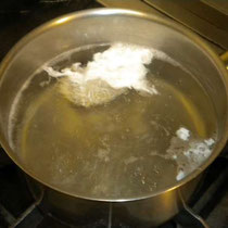 Vérifier la cuisson de l'oeuf à l'aide du doigt (entre 2 à 3 minutes).  Le blanc doit être coagulé et le jaune moelleux.