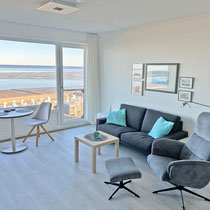 Heller Wohnbereich der Ferienwohnung Nautilus Nr. 27 mit Strandblick