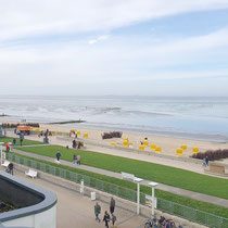 Blick aus der Ferienwohnung Nautilus auf Strand, Promenade und Nordsee in Cuxhaven-Duhnen