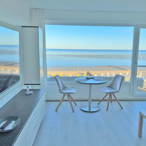 Essplatz am Fenster der Ferienwohnung Nautilus mit Blick auf Nordsee und Strandpromenade