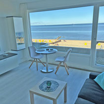 Blick aus dem Wohnraum der Ferienwohnung Nautilus auf Strand und Nordsee