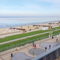 Blick von der Ferienwohnung Nautilus auf Strandpromenade, Strand und Nordsee in Cuxhaven-Duhnen
