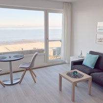 Sitzplatz am Fenster der Ferienwohnung Nautilus mit Blick auf Strand und Meer