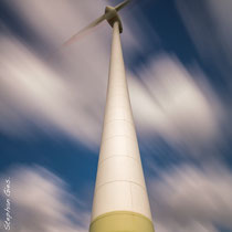 Windkraftanlage in Jade-Windpark Wilhelmshaven, aufgenommen mit ND-Filter