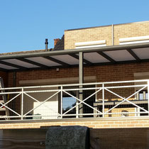 Geel Belgie veranda op dakterras met houtstructuur aluminium rabatdelen en screens