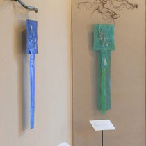 Arbeiten von Nadja Hormisch: "Blaue Energie" (2010), 84 x 26 cm, und "Grüne Quelle" (2012), 88 x 25 cm; Freie Stickereien; Seide und Baumwolle (handgefärbt, -bemalt), versilbertes Metallgarn, Lapislazuli, Malachit