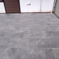 Keramik Terrassenplatte im Festverbund / Drainbeton