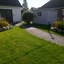 Aussenanlage Pflasterbau Rollrasen Beetgestaltung etc. Bauvorhaben Privat Garten in Mooreege
