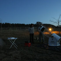Plantada de telescopios, aún no habian apagado las luces del camping.