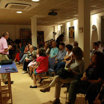 Ambiente de la sala... llena por completo.