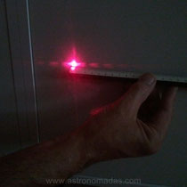 Una vez proyectada la imagen podemos medir de dos maneras: desde el centro o punto principal de luz hasta el centro del primer hueco oscuro, o directamente entre las dos primeras franjas oscuras. Este último es más seguro y fiable. 