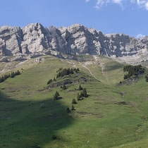 Les falaises de la chaine des Aravis.