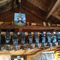  Le décor de la salle de restaurant :  les clarines qui servent le jour de la montée et, de la descente de l'alpage.