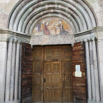 Névache - Le grand portail sud offrant des portes en pin cembro, sculptées de décors remarquables.