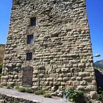 Rosans - La Tour carrée dite tour sarrasine car elle permettait de repérer les raids incursifs des Sarrasins.