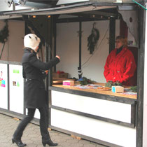 kommt sie zurück und füttert die Spendenbox. Wir sagen danke !!