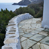Weiter, vorbei an der Kapelle Agios Georgios Kipon