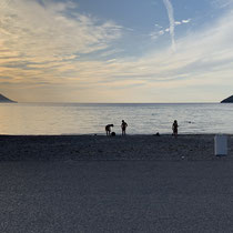 Die Strandbesucher packen ein