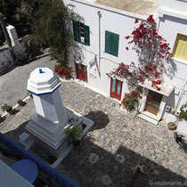 Blick auf die kleine Platia mit dem Brunnen neben der Pension