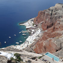 Blick hinab zum Ammoudi-Hafen
