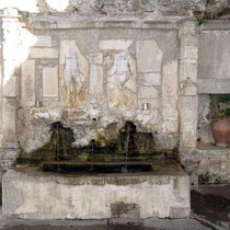 Brunnen vor dem Kloster Vrondisi
