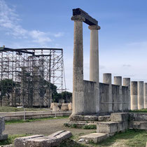 ... Abaton. Dahinter der eingerüstet der Tholos