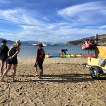 Ausladen am Strand von Kalantos