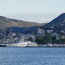 Der Yachthafen und die Agios-Ioannis-Kirche