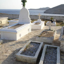 Chalki: Auf dem Friedhof von Emborio