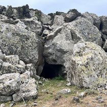 Eine Höhle am Weg