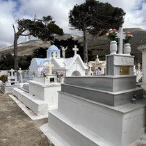Nebenan der Friedhof