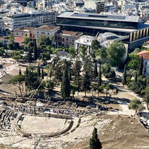 Dionysos-Theater und Warteschlange am Akropolis-Museum