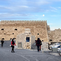 Vollmond über der Festung