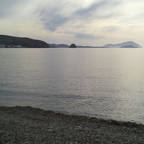 Blick vom Strand von Agios Georgios auf Kimolos
