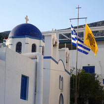 Flaggen zeigen an Agios Nikolaos (welcher Heiliger sonst?)