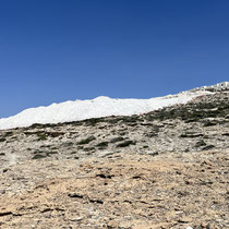 Dahinter das Luxushotel "Domes White Coast Milos"