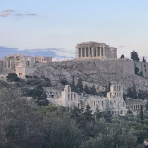 Propyläen und Partheneon, davor das Theater des Herodes Atticus