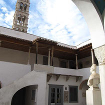 mit Glockenturm (aus Tinos-Marmor)