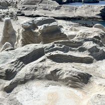 ... von dahinter das Luxushotel Sarakiniko
