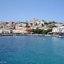 Chalki: Emborio mit Rathaus und Uhrturm