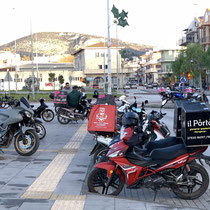 Parkplatz für Liefermopeds