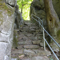 Steintreppe durch eine Felslücke