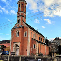 Die 1882 eingeweihte Katholische Kirche. Auffallend ihr langer turmartiger Aufbau über den hohen Eingangsportal.