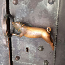 Türklinke am Portal der Stiftskirche, genannt der Schweinehund