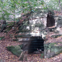 Der zweite Eingang der Pfennighöhle, darüber eine Felsgrotte