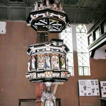 Die Kanzel von 1653 mit geschnitzten Schalldeckel