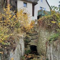 Der Goldbach geht durch diesen künstlichen Kanal unter einem Häus bzw. Straße hindurch