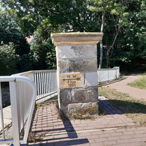 Gedenkpfeiler an der Goldbachbrücke vom Hochwasser 1905
