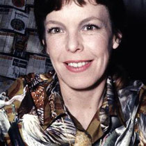 Cécile Aubry dédicace son livre "Sébastien et la Mary-Morgane" dans une grande librairie de la rive gauche le 9 avril 1970